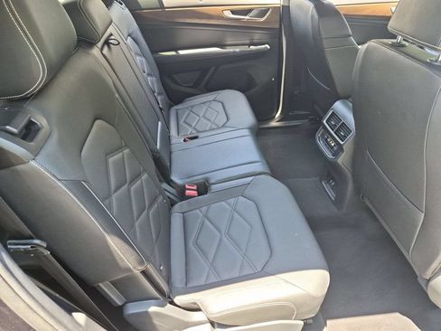 Used 2025 Volkswagen Atlas SE FWD image 30