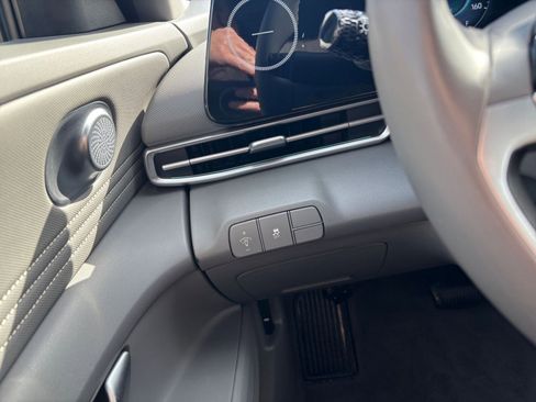 Used 2025 Hyundai Elantra SEL image 31