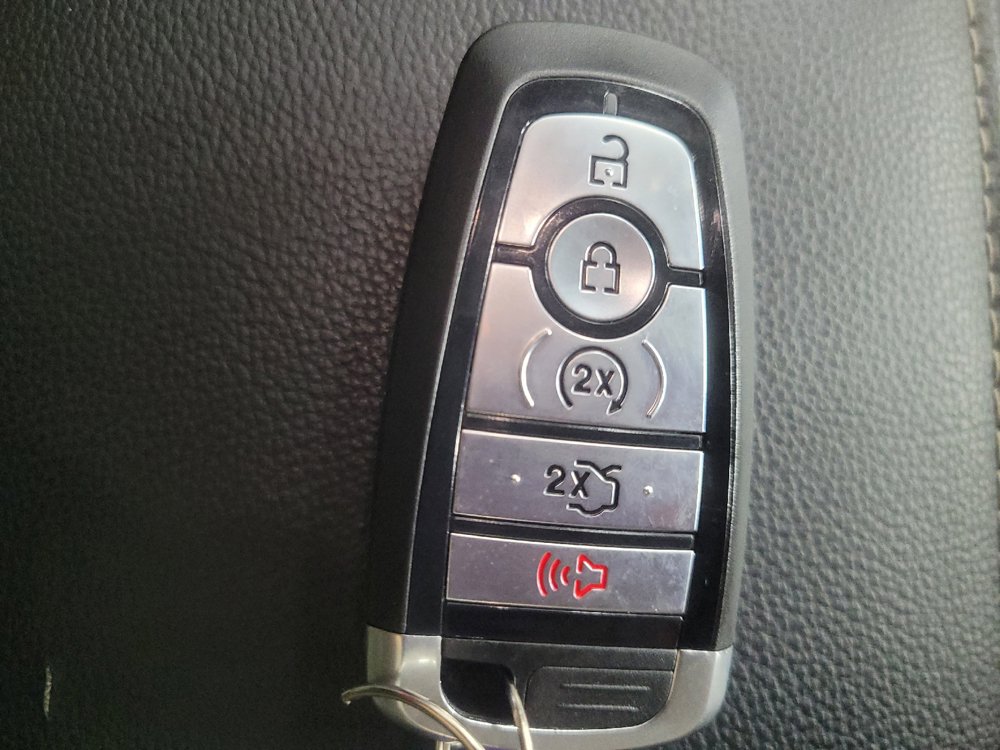 Used 2018 Ford Fusion SE w/ Fusion SE Technology Package FWD image 32