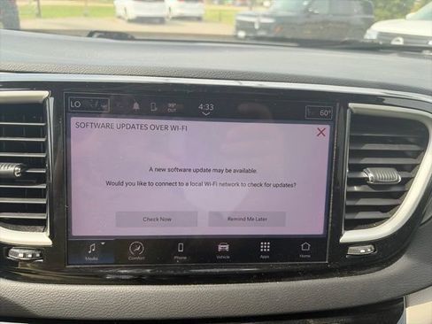 Used 2023 Chrysler Pacifica Touring-L FWD image 21