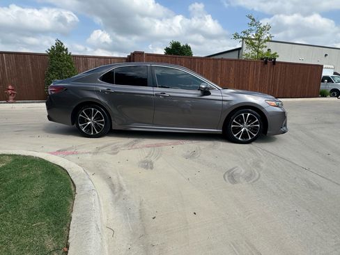Used 2018 Toyota Camry SE image 2