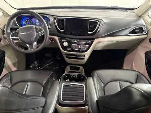 Used 2023 Chrysler Pacifica Touring-L FWD image 13