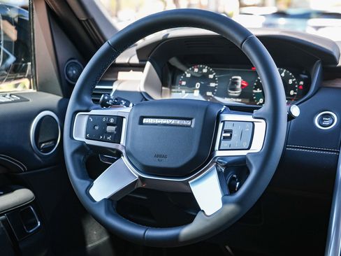 Certified 2025 Land Rover Discovery Dynamic SE AWD/4WD image 17