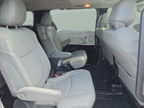 Used 2025 Toyota Sienna XLE FWD image 17