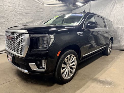 Used 2022 GMC Yukon XL Denali w/ Denali Premium Package image 3