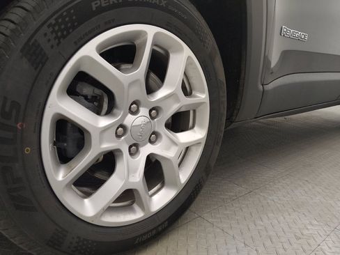 Used 2018 Jeep Renegade Latitude FWD image 31