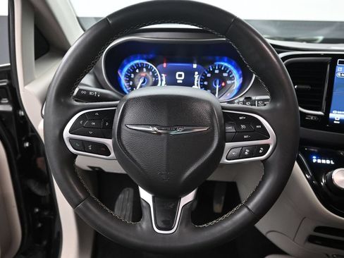 Used 2022 Chrysler Pacifica Touring-L w/ Uconnect Theater Family Group FWD image 25