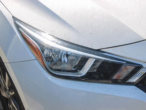 Used 2021 Nissan Versa SV FWD image 2