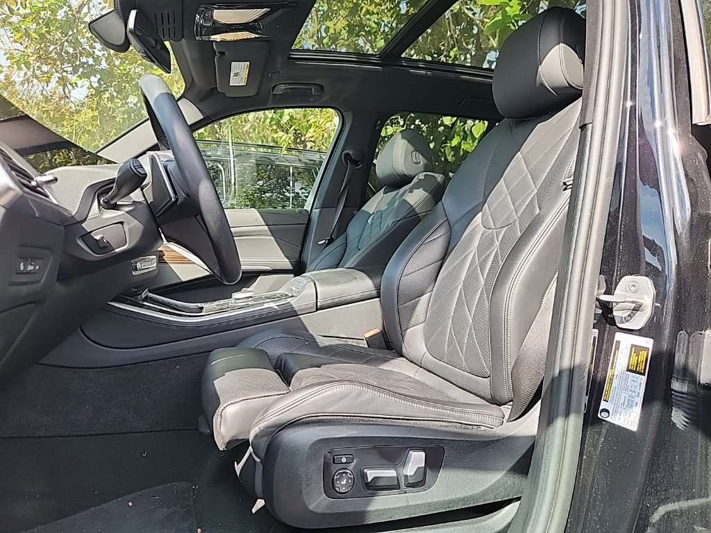 Used 2024 BMW X5 sDrive40i w/ Premium Package RWD image 2
