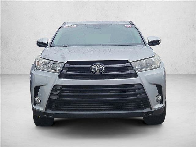 Used 2017 Toyota Highlander SE FWD image 2