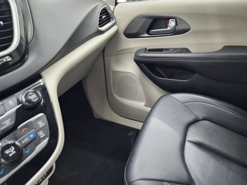 Used 2024 Chrysler Pacifica Touring-L image 14