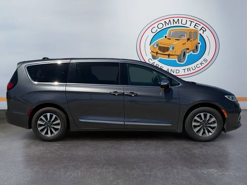 Used 2023 Chrysler Pacifica Limited image 7