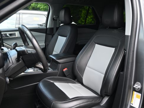 Used 2023 Ford Explorer XLT w/ Equipment Group 202A RWD image 14
