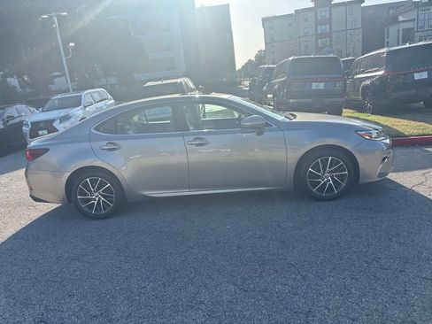 Used 2017 Lexus ES 350 w/ Luxury Package FWD image 6