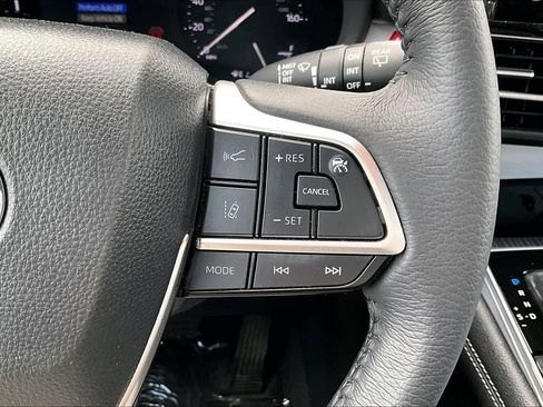 Used 2025 Toyota Sienna XLE w/ XLE Plus Package image 18