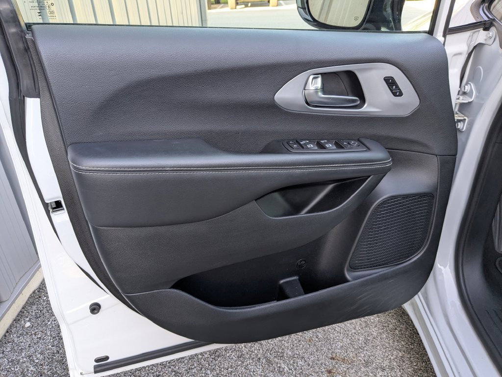 Used 2025 Chrysler Pacifica Limited FWD image 27