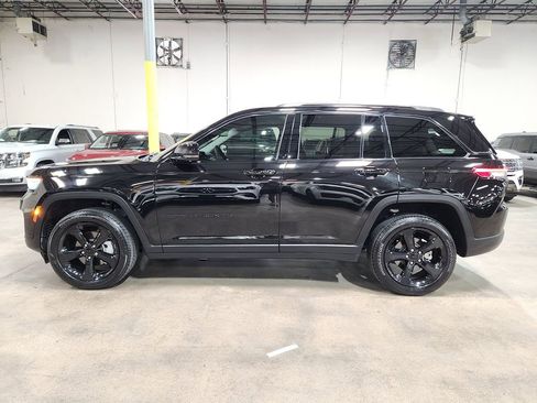 Used 2023 Jeep Grand Cherokee Limited w/ Luxury Tech Group II image 7