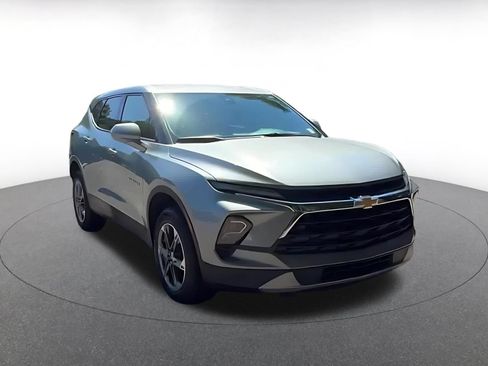 Used 2025 Chevrolet Blazer LT FWD image 3