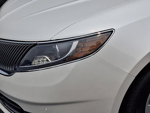 Used 2014 Lincoln MKS FWD image 9