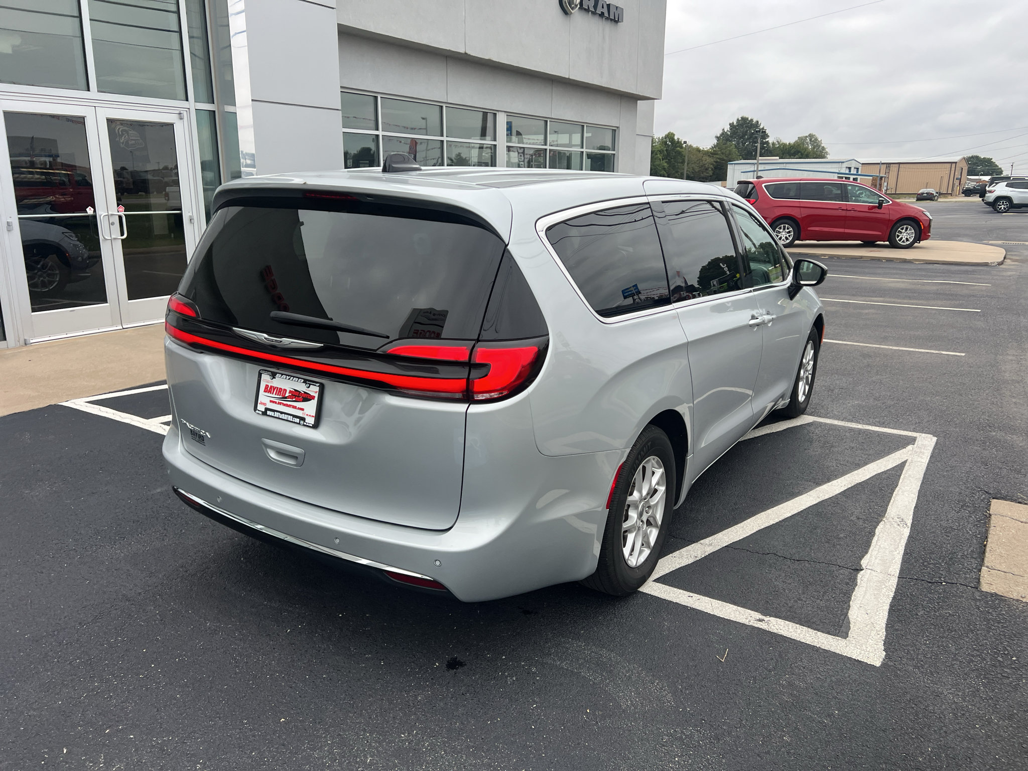 Used 2024 Chrysler Pacifica Touring-L FWD image 9