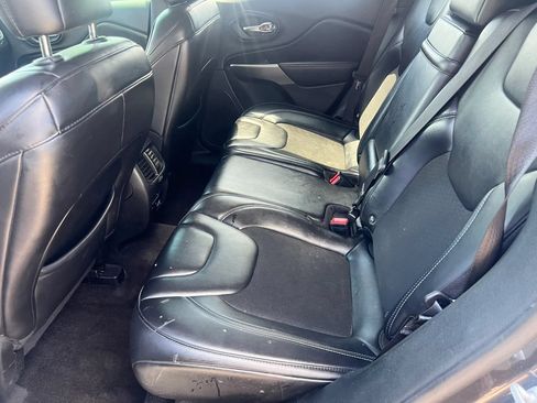 Used 2019 Jeep Cherokee Latitude Plus w/ Comfort/Convenience Group FWD image 11