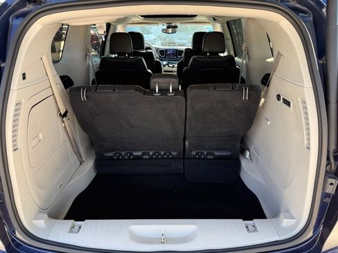 Used 2019 Chrysler Pacifica Limited w/ Advanced Safetytec Group FWD image 17