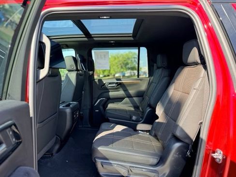 Used 2025 Chevrolet Suburban High Country AWD/4WD image 8
