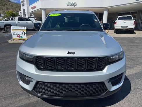 Used 2023 Jeep Grand Cherokee Altitude image 2