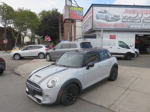 Used 2018 MINI Cooper S FWD image 2