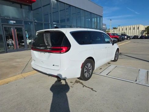 Used 2024 Chrysler Pacifica Select image 5