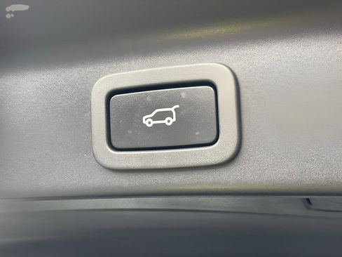 Used 2018 Jaguar F-PACE Premium image 21