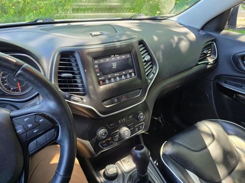 Used 2019 Jeep Cherokee Latitude Plus AWD/4WD image 26