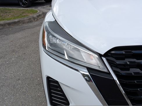 Used 2022 Nissan Kicks SV image 10