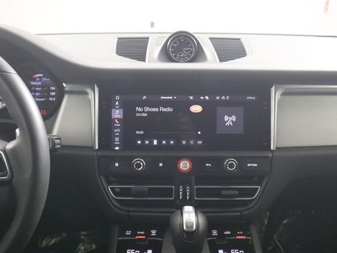 Certified 2025 Porsche Macan image 19