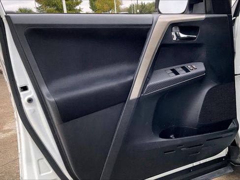 Used 2014 Toyota RAV4 XLE image 19