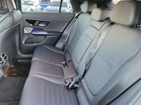 Used 2025 Mercedes-Benz GLC 300 4MATIC image 13