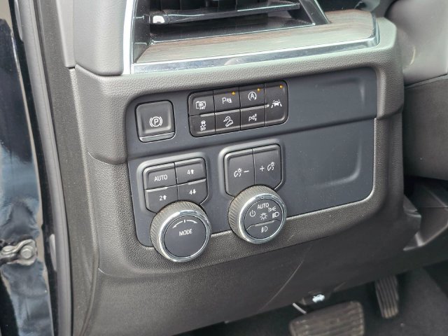Used 2025 Chevrolet Suburban Z71 AWD/4WD image 23