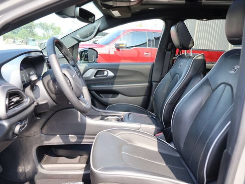 Used 2025 Chrysler Pacifica Limited FWD image 22