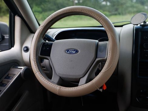 Used 2007 Ford Explorer XLT AWD/4WD image 26