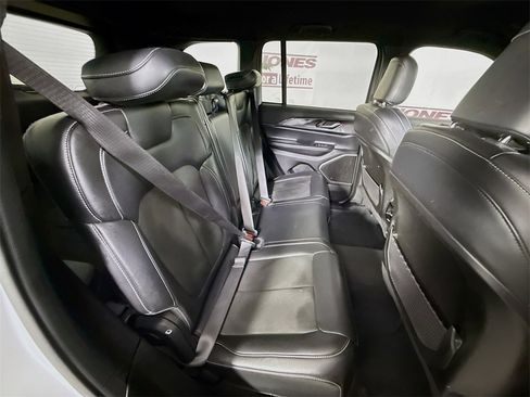 Used 2023 Jeep Grand Cherokee Altitude image 30