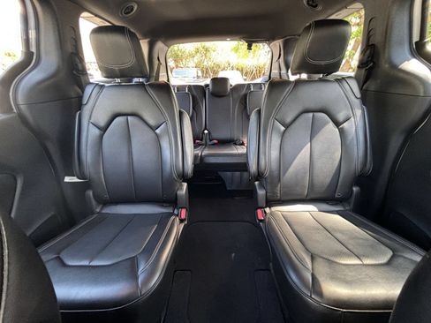 Used 2025 Chrysler Pacifica Select FWD image 40