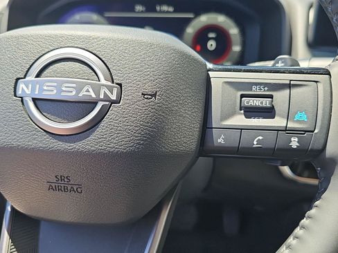 Used 2025 Nissan Rogue SL AWD/4WD image 19