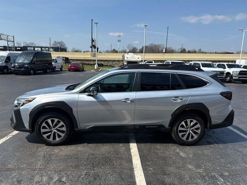 Used 2023 Subaru Outback Premium image 5