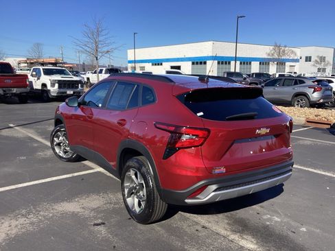 Used 2025 Chevrolet Trax LT image 2