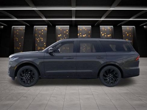 New 2026 Lincoln Navigator Reserve image 3