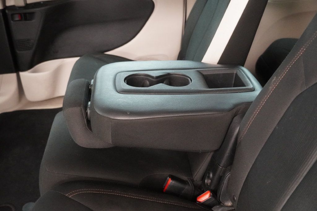 Used 2017 Chrysler Pacifica Touring FWD image 28