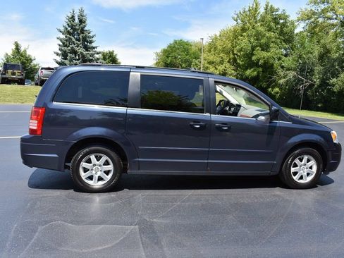 Used 2008 Chrysler Town & Country Touring FWD image 3