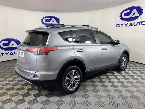 Used 2018 Toyota RAV4 LE image 3