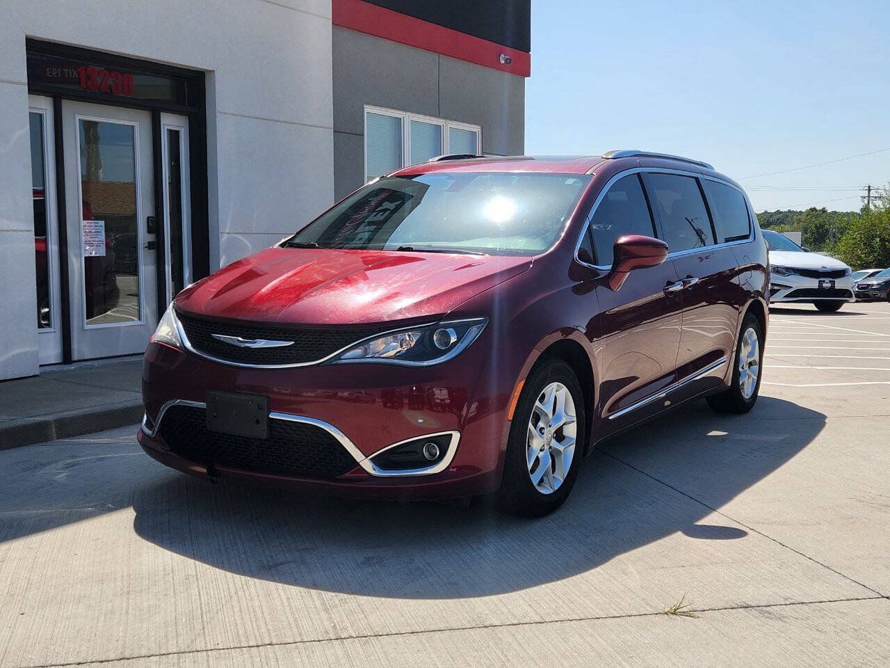 Used 2020 Chrysler Pacifica Touring-L Plus w/ Tire & Wheel Group FWD image 2