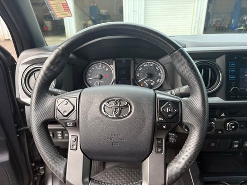 Used 2018 Toyota Tacoma TRD Off-Road AWD/4WD image 20